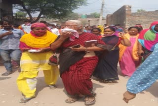 Social Worker medha Patkar meets Khori village people in faridabad