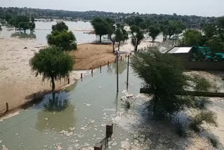 Flood in Gajasar village of Churu, ग्रामीणों ने सड़क मार्ग किया जाम