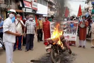 পেট্রোপণ্যের দাম বৃদ্ধির প্রতিবাদে বাইক পোড়াল বামেরা