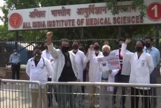 दिल्ली एम्स के बाहर डॉक्टरों का प्रदर्शन.