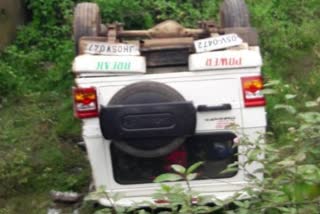 baraati car fell down from the culvert in saraikela