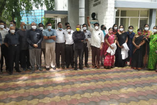doctors protest in front of Guntur Medical Club