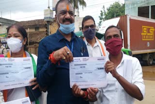 congress-workers-protest-against-modi-government-by-distributing-fake-checks-in-jagdalpur