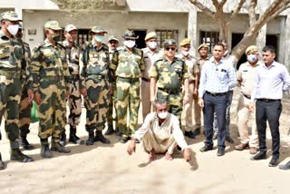 तस्कर हलिया गिरफ्तार  सीमा सुरक्षा बल  खुफिया एजेंसी  बाड़मेर की ताजा खबरें  राजस्थान में तस्कर  smugglers in rajasthan  barmer latest news  intelligence Agency  Border Security Force