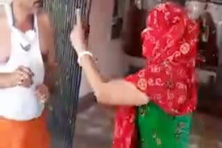 पुजारी से मारपीट  समीप कटी घाटी  चप्पल से पिटाई  क्राइम इन अलवर  alwar latest news  crime in alwar  Woman beat up priest  video viral