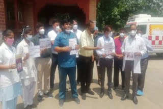 Alwar news, Doctors protest in Rajiv Gandhi General Hospital Complex Alwar, Doctors protest in Alwar,  अलवर में डॉकटरों ने किया विरोध प्रदर्शन
