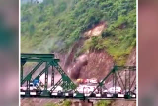 Hill over Saryu river  Hill over Saryu river collapses  incessant rains in Pithoragarh  landslide  landslide in pithoragarh  Uttarakhand landslide  Saryu river  landslide near Saryu river  Tanakpur Pithoragarh National Highway  National Highway 125  landslide hits National Highway  landslide  landslide in Uttarakhand  ഉത്തരാഘണ്ഡ്  ഉത്തരാഘണ്ഡിൽ മണ്ണിടിച്ചിൽ  മണ്ണിടിച്ചിൽ  ഉത്തരാഘണ്ഡ് വാർത്ത  Uttarakhand news