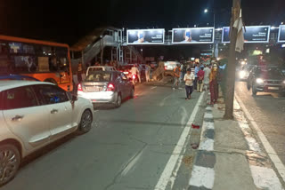 Car overturns on the road near Akshardham Metro Station in delhi