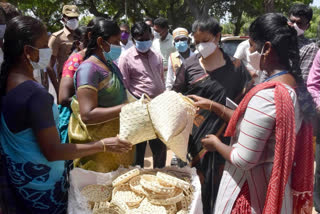 மகளிர் சுய உதவிக் குழுக்களுடன் நேரில் சென்று கலந்துரையாடிய மாவட்ட ஆட்சியர்