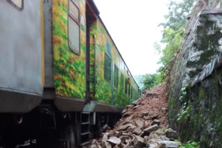 Stone fell on railway track between Baskatwa-Nathganj, engine of New Delhi-Ranchi Rajdhani express damaged