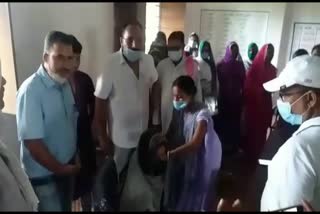 congress mla pradeep yadav is making people aware about vaccination in godda