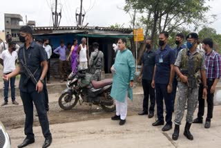 union minister nitin gadkari blocked in traffic jam