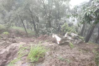 vehicles-hit-by-debris-due-to-landslide-in-bageshwar