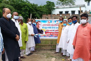 Distribution of masks and sanitizers on the occasion of Rahul Gandhi's birthday