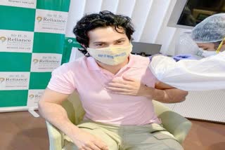 varun-dhawan-takes-the-first-jab-of-the-vaccine-urges-fans-to-get-vaccinated