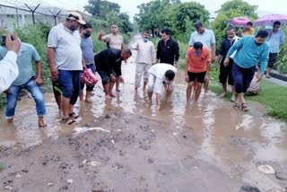 congress-protested-strangely-in-rishikesh