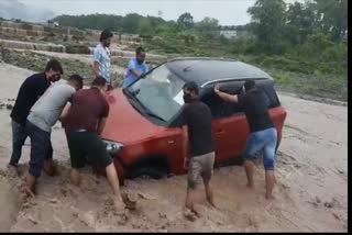 car-stuck-in-rainy-drain-on-rishikesh-chila-road