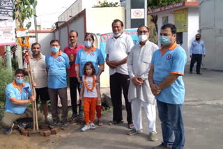 Pahal Ek Prayas ngo paid tribute to Milkha Singh and planted a sapling in his honor
