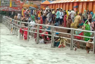 hundreds-take-holy-dip-in-ganga-in-haridwar-farrukhabad-varanasi-despite-covid-restrictions