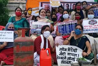 Mahila Congress protest