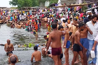 रामघाट पर श्रद्धालुओं ने लगाई डुबकी