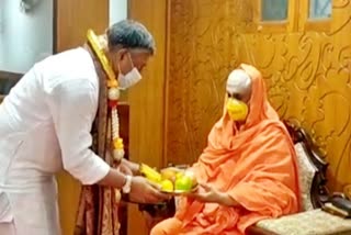 aravind-belladh-meets-sutturu-sri-deshikendra-swamiji