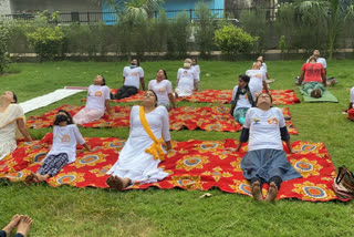 Deputy Mayor Kiran Vaidya did yoga with children and women in mayur vihar delhi