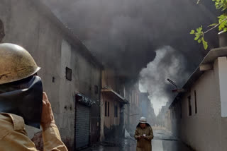 دہلی: ادھیوگ نگر میں ایک جوتے فیکٹری میں آتشزدگی