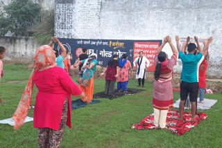 mahila unnati prashikshan sansthan organised yoga day at park in muradnagar