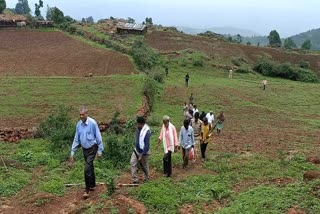 Parliamentary Secretary Chintamani Maharaj reached the dependent village bhalu Pani of Shankargarh block in balrampur