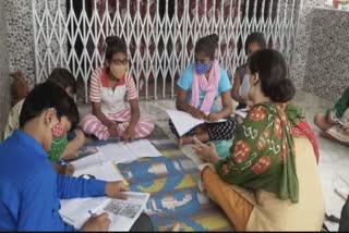 Offline Education: Vadodara Nagar Education Committeeએ ગરીબ બાળકોને ઘરે જઈને ભણાવવાનો અભિગમ અપનાવ્યો