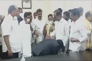 Siddipet Collector touches KCR's feet  telengana cm  KCR  k chandrasekhar rao  തെലങ്കാന മുഖ്യമന്ത്രി കെ ചന്ദ്രശേഖർ റാവു  തെലങ്കാന മുഖ്യമന്ത്രി കെ ചന്ദ്രശേഖർ റാവുവിന്‍റെ കാലിൽ തൊട്ട് വണങ്ങി  സിദ്ദിപേട്ട് കലക്ടർ വെങ്കട്ട്റാം റെഡ്ഡി