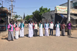mannargudi farmers block flags protest