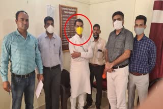 चेयरमैन रिश्वत लेते गिरफ्तार, Chairman arrested for taking bribe