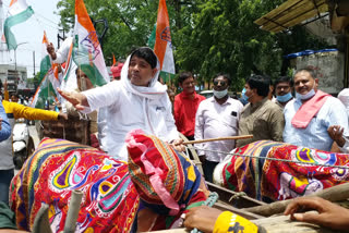 Demonstration of Raipur Mayor against rising inflation