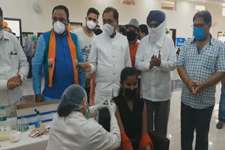 Minister Ramkhelawann Patel visits vaccination centre in Reva