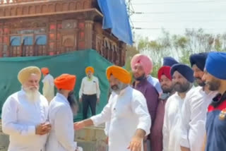 DSGMC protest on replica of darbar sahib in bharat darshan park