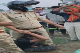 lucknow news  lucknow latest news  police beaten man  police beaten man in lucknow  लखनऊ न्यूज  लखनऊ खबर  पुलिस ने युूवक को पीटा  लखनऊ में सिपाही ने युवक को पीटा  युवक की पिटाई का वायरल वीडियो  lucknow news  lucknow latest news  police beaten man  police beaten man in lucknow  लखनऊ न्यूज  लखनऊ खबर  पुलिस ने युूवक को पीटा  लखनऊ में सिपाही ने युवक को पीटा  युवक की पिटाई का वायरल वीडियो