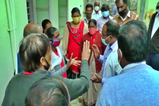 vaccination demand  ooty news  nilgris news  vaccination  corona vaccination  people protest against government hospital for vaccination demand  people protest  protest  நீலகிரி செய்திகள்  தடுப்பூசி தட்டுப்பாடு  போராட்டத்தில் ஈடுபட்ட மக்கள்  போரட்டம்  நீலகிரி அரசு மருத்துவமனையில் தடுப்பூசி தட்டுப்பாடு  நீலகிரி அரசு மருத்துவமனை