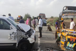 one died and six injured in accident occured at madhavaram checkpost in kurnool