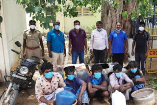 Counterfeit liquor  father and son arrested in erode  erode father and son arrested for making Counterfeit liquor  erode news  erode latest news  crime news  குற்றச் செய்திகள்  ஈரோடு சாராயம் காய்ச்சிய தந்தை மகன் உள்பட 5 பேர் கைது  சாராயம் காய்ச்சிய தந்தை மகன் உள்பட 5 பேர் கைது  ஈரோடு தந்தை மகன் கைது  தந்தை மகன் கைது  சாராயம்