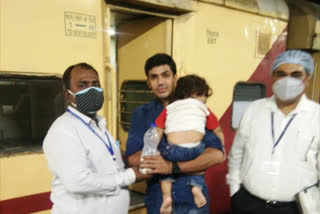 railway arranged milk for hungry child in dhanbad