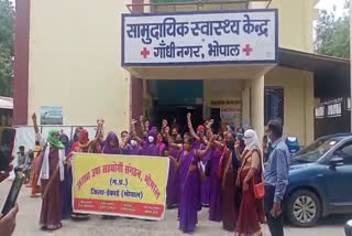 Asha workers protesting