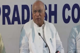 Mallikarjun Kharge  Sonia Gandhi  Rahul Gandhi  Punjab assembly elections  Congress in Punjab assembly election  Congress to contest 2022 Punjab polls under leadership of Sonia, Rahul Gandhi: Mallikarjun Kharge  Mallikarjun Kharge said on Tuesday that the party will fight the 2022 state assembly elections under the leadership of Sonia Gandhi and Rahul Gandhi.  We are preparing for the upcoming elections.  Everything will be fine. We will all together fight the election," Kharge said.  Mallikarjun Kharge said party will fight the 2022 state assembly elections under the leadership of Sonia and Rahul  സോണിയ ഗാന്ധിയുടെയും രാഹുൽ ഗാന്ധിയുടെയും നേതൃത്വത്തിൽ 2022 ലെ പഞ്ചാബ് നിയമസഭ തെരഞ്ഞെടുപ്പിൽ ഒറ്റക്കെട്ടായി പാർട്ടി പോരാടുമെന്ന് എം.പിയും മുതിര്‍ന്ന കോണ്‍ഗ്രസ് നേതാവുമായ മല്ലികാർജുൻ ഖാർഗെ.  എം.പിയും മുതിര്‍ന്ന കോണ്‍ഗ്രസ് നേതാവുമായ മല്ലികാർജുൻ ഖാർഗെ.  പഞ്ചാബില്‍ പാർട്ടിയ്ക്കുള്ളിലെ എല്ലാ പ്രശ്‌നങ്ങളും പരിഹരിക്കാൻ കോൺഗ്രസ് ഹൈകമാൻഡ് ശ്രമിക്കുമെന്നും അദ്ദേഹം മാധ്യമങ്ങളോടു പറഞ്ഞു.  വരാനിരിക്കുന്ന തെരഞ്ഞെടുപ്പിനെ അഭിമുഖീകരിക്കാനുള്ള തയ്യാറെടുപ്പിലാണ് സംസ്ഥാനത്തെ പാര്‍ട്ടി.  പ്രശ്നങ്ങളും പരാതികളും പരിഹരിക്കാൻ ഹൈക്കമാൻഡ് ശ്രമിക്കും.  എല്ലാം ശരിയാകുമെന്നും ഒറ്റക്കെട്ടായി തെരഞ്ഞെടുപ്പില്‍ പോരാടുമെന്നും ഖാർഗെ പറഞ്ഞു.