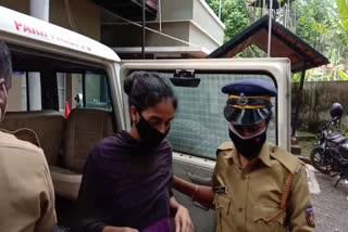 Woman arrested by police  ചോരകുഞ്ഞിനെ ഉപേക്ഷിച്ച സംഭവം  ചോരകുഞ്ഞിനെ ഉപേക്ഷിച്ച സംഭവം; യുവതി പൊലീസ് പിടിയിൽ  ചോരകുഞ്ഞിനെ കരിയിലക്കാട്ടിൽ ഉപേക്ഷിച്ചു  പൊലീസ്  Police  Woman arrested for abandoning child  Abandoned baby