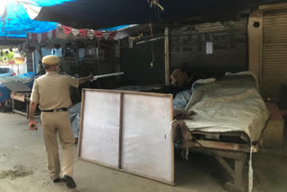 delhi corona guidelines violation liquor shop sealed in delhi north district