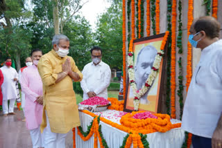 adesh gupta paying floral tributes to dr syama prasad mukherjee on his balidaan divas