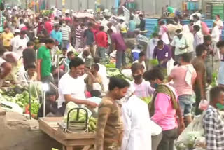 violation of the rules of corona protocol in okhla vegetable market