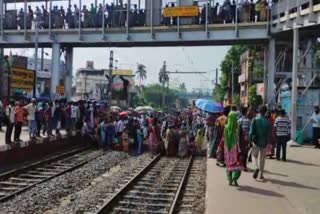 লোকাল ট্রেন চালু করার দাবিতে সোনারপুরে রেল লাইন অবরোধ নিত্যযাত্রীদের