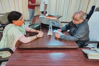 Mayor Anita Mamgain met Banshidhar Bhagat